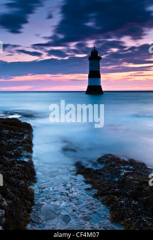 Penmon phare de Penmon Point sur l'île d'Anglesey, à l'aube. Banque D'Images