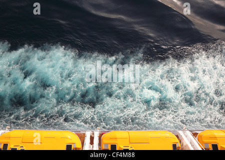 Échapper à bateaux avec toit jaune sur bateau de croisière Vue de dessus Banque D'Images