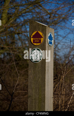 Un post avec sentier et indicateurs bridleway se trouve dans le coutnryside Banque D'Images