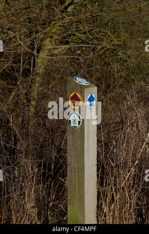 Un post avec sentier et indicateurs bridleway se trouve dans le coutnryside Banque D'Images