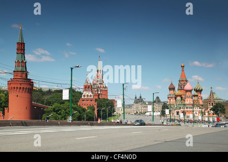 Vue sur la cathédrale de Saint Basil et du Kremlin à Moscou, Russie journée d'été Banque D'Images