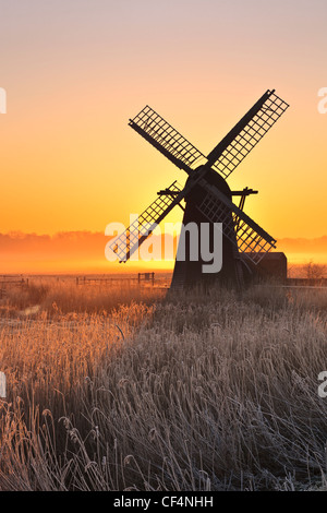 Herringfleet smock mill dans la brume sur un matin d'hiver. Banque D'Images