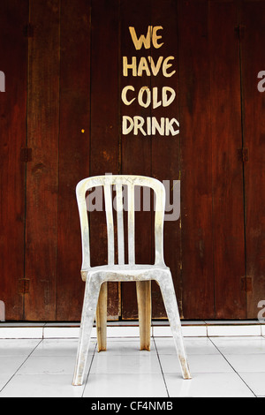 L'Indonésie, Lombock, Gili-Trawangan, texte sur bois mur de bar de plage avec chaise Banque D'Images