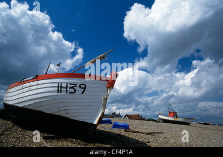 Bateaux de pêche sur la plage à Aldeburgh dans le Suffolk. Banque D'Images