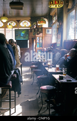 L'heure du déjeuner dans la cuisine bar, un pub de Belfast historique à côté du développement commercial Victoria Square. Banque D'Images