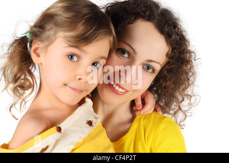 Portrait de Mère et fille en robe jaune et souriant à la caméra à isolated on white Banque D'Images