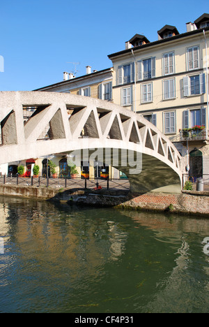 Pont et maisons sur le Naviglio Grande, célèbre canal de Milan, Italie Banque D'Images