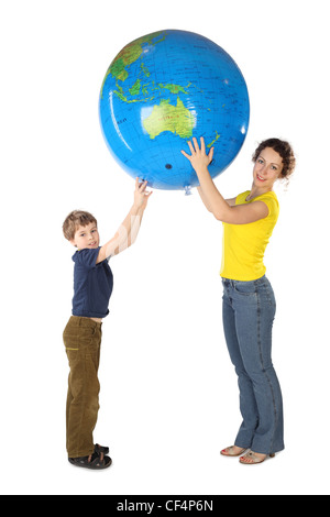 Mère et fils holding big inflatable globe and looking at camera, side view, isolé Banque D'Images