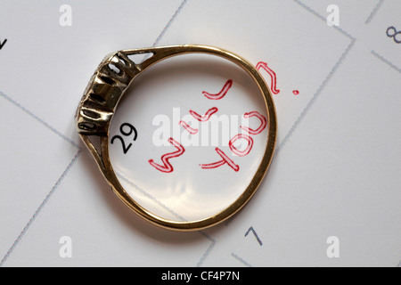Bague de fiançailles posée sur le calendrier indiquant la date du 29 février année bissextile avec les mots Will you? écrit dessus - proposition d'année bissextile Banque D'Images
