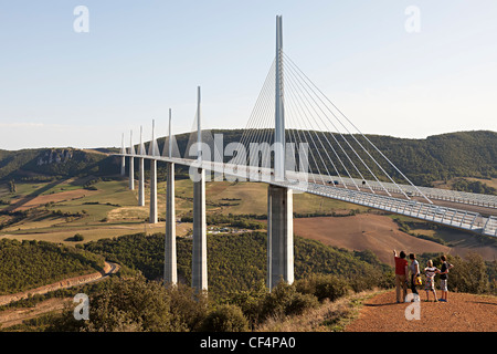 Les gens à vue pour le Viaduc de Millau le pont de la rivière Tarn, Millau, Aveyron, Midi-Pyrénées, France Banque D'Images