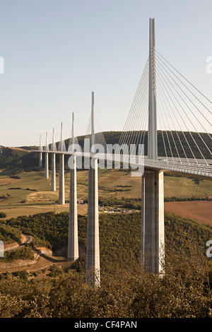 Le Viaduc de Millau le pont de la rivière Tarn, Millau, Aveyron, Midi-Pyrénées, France Banque D'Images