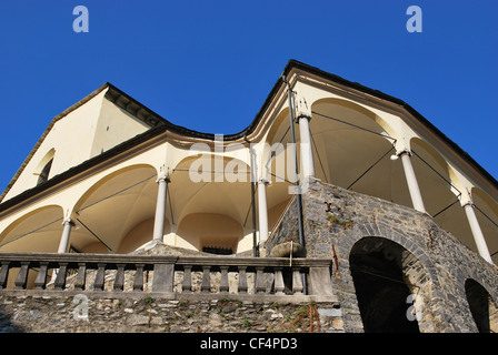 Église Saint Gaudenzio against blue sky, Varallo Sesia, Piémont, Italie Banque D'Images