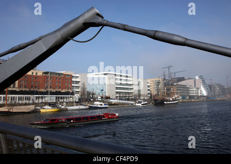 Mur nord, de docks de Dublin Le Millennium Bridge sur la rivière Liffey. Banque D'Images