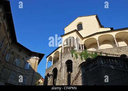 Église Saint Gaudenzio against blue sky, Varallo Sesia, Piémont, Italie Banque D'Images