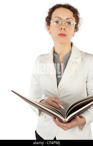 Jeune femme sérieuse dans les verres holding Big Book et un stylo, looking at camera, isolated on white Banque D'Images