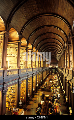 La longue pièce à Trinity College Library, Dublin. La bibliothèque est la plus grande de l'Irlande et est la seule bibliothèque irlandaise de tenir le Banque D'Images
