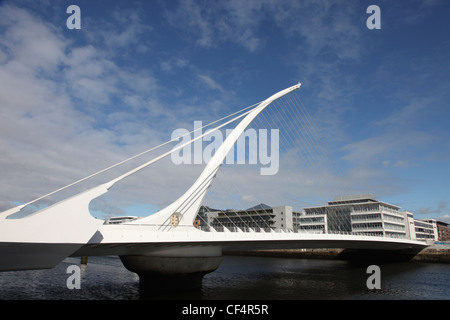 Samuel Beckett Bridge, un pont à haubans qui relie Sir John Rogerson's Quay à North Wall Quay de l'autre côté de la rivière Liffey. L Banque D'Images