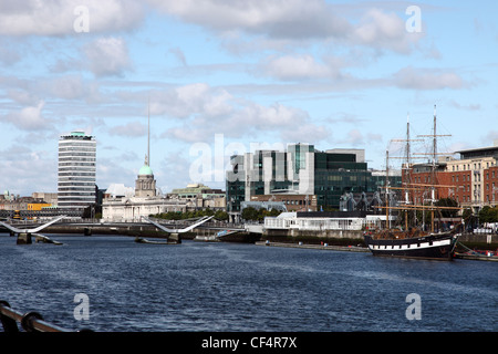 Afficher le long de la rivière Liffey vers Custom House Quay depuis le Sud d''Quays Liberty Hall, la Maison de la douane, la CHQ Buildi Banque D'Images