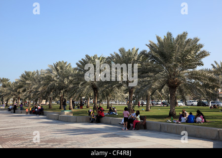 Les gens se détendre sur la corniche de Doha, Qatar Banque D'Images