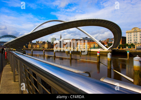 Gateshead Millennium Bridge, le premier pont basculant, sur la rivière Tyne. Banque D'Images