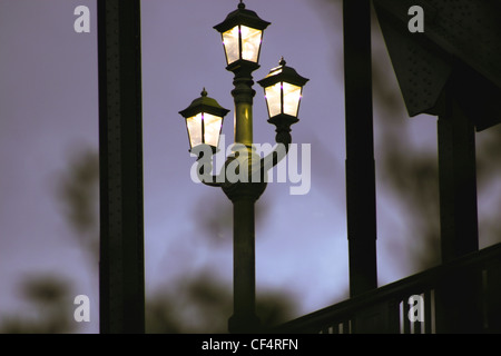 Une vieille lampe de rue sur le Tyne Bridge. Banque D'Images