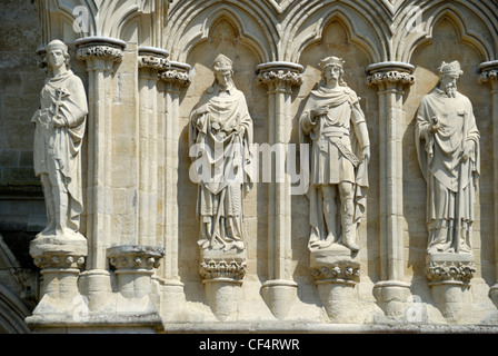 Statues de Saints et figures allégoriques sur l'extérieur de la cathédrale de Salisbury. Banque D'Images