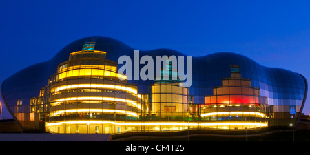 Le Sage Gateshead, un monument de la musique live, sur la rivière Tyne, la nuit, avec l'intérieur éclairé. Banque D'Images