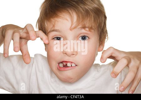 Portrait petit enfant dans un t-shirt blanc studio photo, flash anneau grimace. Banque D'Images