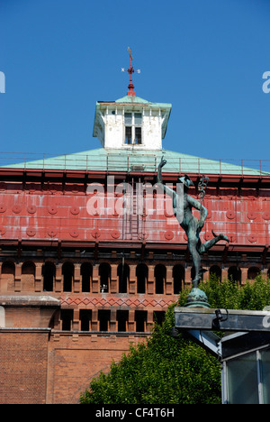 Une statue de Mercure sur le théâtre Mercury en face de la tour de l'eau Jumbo (le plus grand château d'eau de l'époque victorienne en Angleterre) au t Banque D'Images