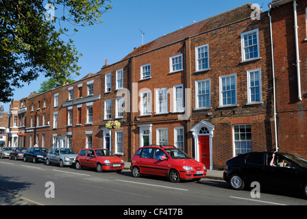 Voitures garées à l'extérieur d'une rangée de maisons géorgiennes dans la région de East Hill, Colchester. Banque D'Images