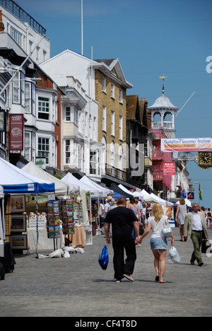 Shoppers marcher le long de Guildford High Street. Banque D'Images