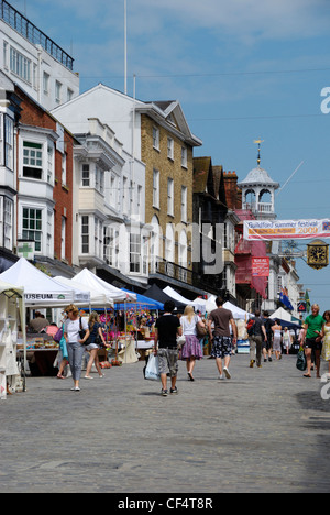 Shoppers marcher le long de Guildford High Street. Banque D'Images