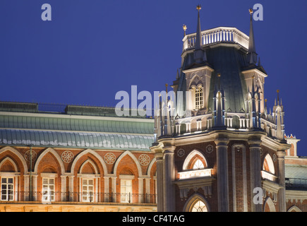 Tour d'éclairage en soirée d'État musée réserve historique et architecturale, Russie. Tsaritsyno Il a été construit en 1776. Banque D'Images