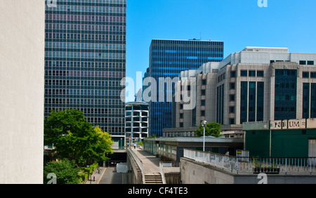 Une variété de styles architecturaux dans la ville de Londres à l'égard 30 St Mary Axe, aussi connu sous le Gherkin. Banque D'Images