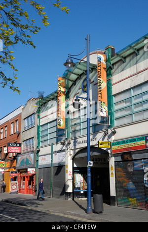 Marché de Brixton ligne, l'une des deux arcades couvertes qui, avec un marché de rue de marché de Brixton. Banque D'Images