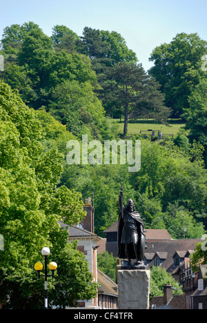 Statue du Roi Alfred le Grand dans le centre de Winchester avec St Giles Colline dans l'arrière-plan. La statue de bronze par Hamo Thor Banque D'Images