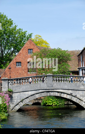 La ville de Winchester Mill et pont sur la rivière Itchen. Banque D'Images