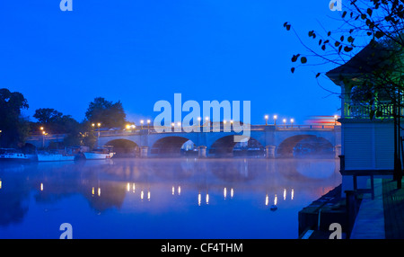 Péniches amarrées par Kingston Bridge sur un matin brumeux. Banque D'Images