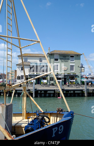 Le carrossage Dock port de pêche et le pont taverne dans vieux Portsmouth. Banque D'Images