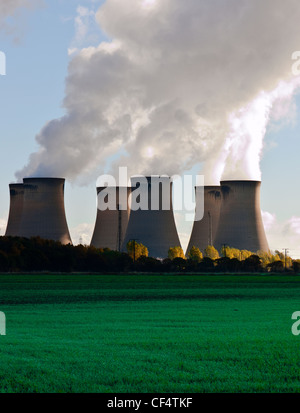 Vue sur la fumée s'échapper vers les champs hors de la Tours de refroidissement de Drax Power Station. Banque D'Images