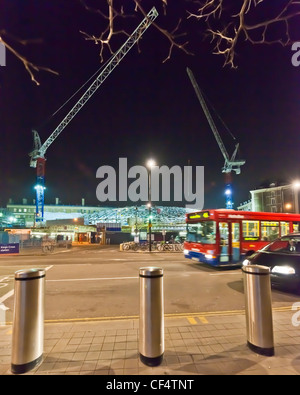 Vue de la nuit de la construction du treillis-travail d'acier du nouveau complexe de la gare de Kings Cross. Banque D'Images