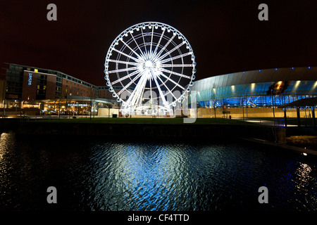 Vue de la nuit de l'Echo Arena et de l'écho Liverpool Wheel se reflétant dans les eaux de Dukes Dock. Banque D'Images