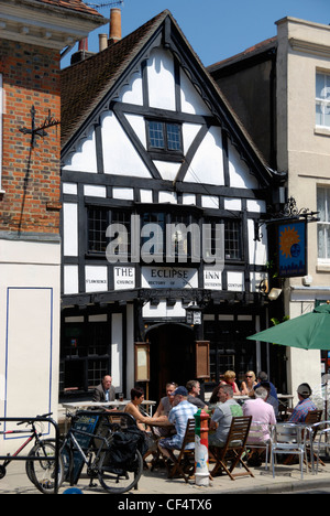 Les gens assis à l'extérieur de l'Eclipse Inn dans le carré. Le noir et blanc à colombage datant de 1540 et a été form Banque D'Images