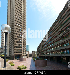 À la recherche d'un haut niveau de ronde dans le Barbican Centre en direction de Shakespeare, La Tour de Londres comme l'une des plus hautes tours résidentielles. Banque D'Images