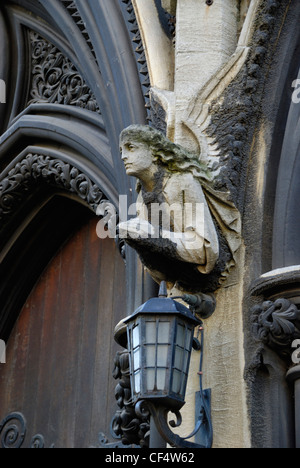 Un ange de pierre sur l'extérieur de l'église de St Matthieu à St Petersburgh Place. Banque D'Images