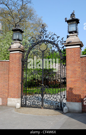 Une porte de fer qui mène à Holland Park. Banque D'Images