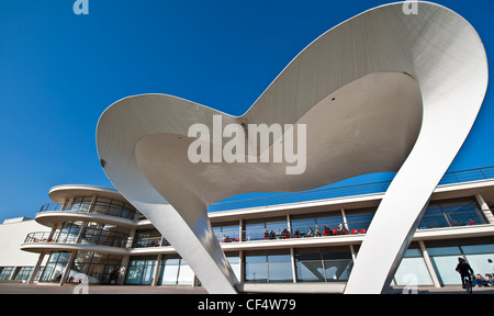 De La Warr Pavilion vu à travers les arcades du kiosque De La Warr. Banque D'Images