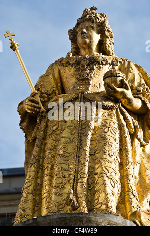 Statue en plomb doré de la Reine Anne, achevé en 1706, situé au-dessus de l'entrée sur le marché interne. Banque D'Images