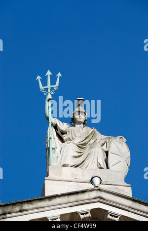 Statue de Britannia sur le dessus de la galerie d'art Tate Britain. Banque D'Images