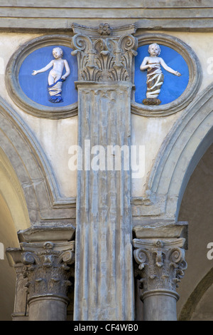 Cocardes en terre cuite de bébés dans des langes, par Andrea della Robbia, 1487, Spedale degli Innocenti, Piazza della Santissi Banque D'Images